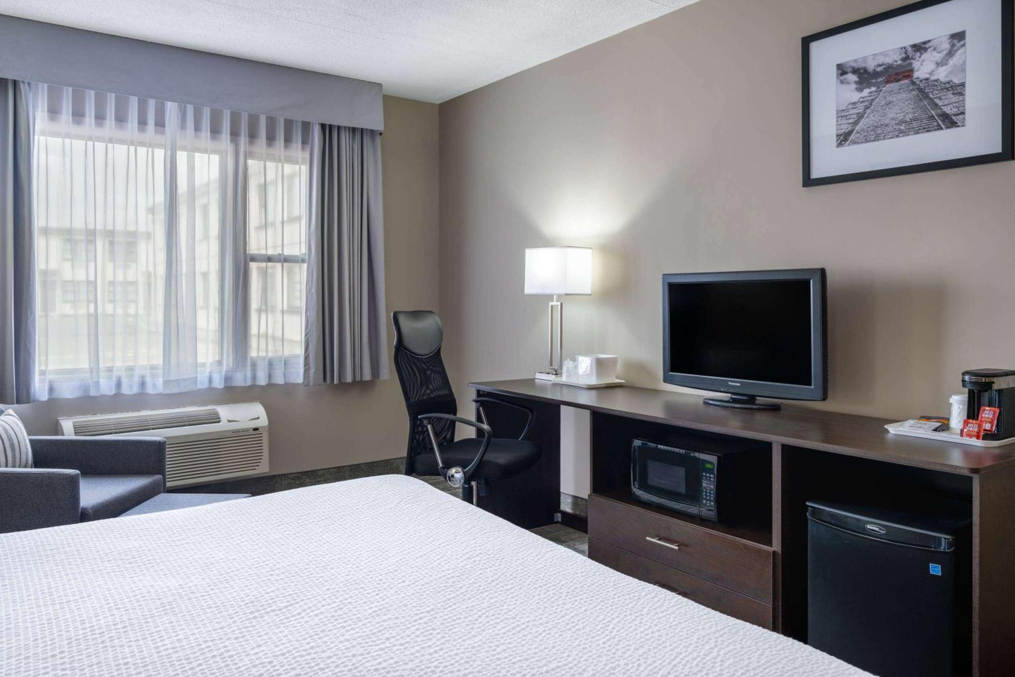 Ramada By Wyndham Thunder Bay Airlane Hotel Exterior foto